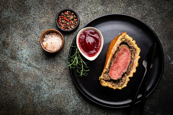 Comment réussir un filet de bœuf Wellington avec une pâte dorée et une viande juteuse?